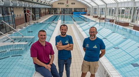 El alcalde Leo Camaces junto a Xabier Erce y Rubén Lorente, ayer en la zona de baño de Ardantze