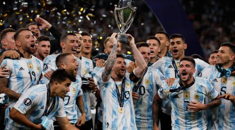 Messi levanta la copa de la 'Finalissima' tras ganar Argentina a Italiz