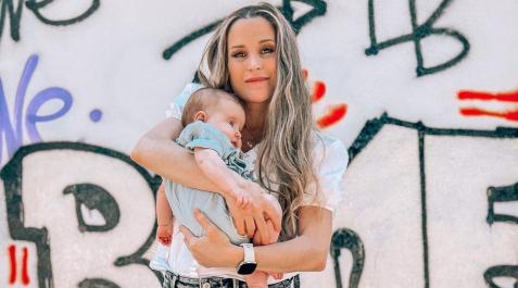 Verdeliss con su hija Deva en brazos Verdeliss con su hija Deva en brazos