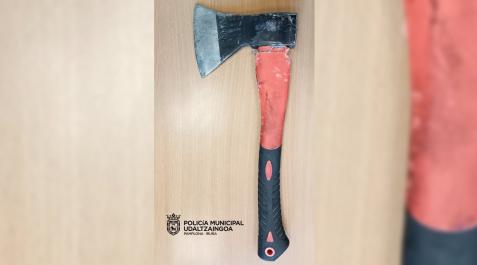 El hacha que tenía bajo el asiento El hacha que tenía bajo el asiento