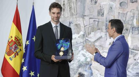 El presidente del Gobierno, Pedro Sánchez, aplaude este jueves al exjugador de baloncesto Pau Gasol (i) durante el acto de entrega de la Gran Cruz de la Real Orden del MéritoDeportivo El presidente del Gobierno, Pedro Sánchez, aplaude este jueves al exjugador de baloncesto Pau Gasol (i) durante el acto de entrega de la Gran Cruz de la Real Orden del MéritoDeportivo