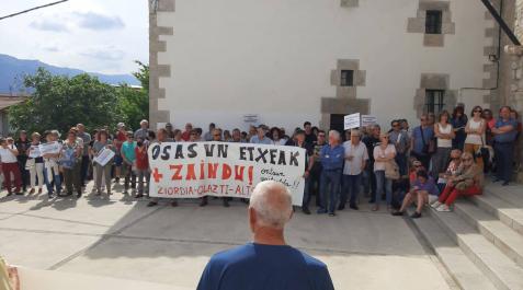 Concentración de vecinos de Sakana el lunes junto a la Casa de Cultura de Irurtzun. Concentración de vecinos de Sakana el lunes junto a la Casa de Cultura de Irurtzun.