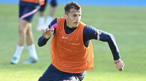 budimir Budimir se acerca al balón en un entrenamiento reciente con Croacia antes de jugar esta fase de la Liga de Naciones