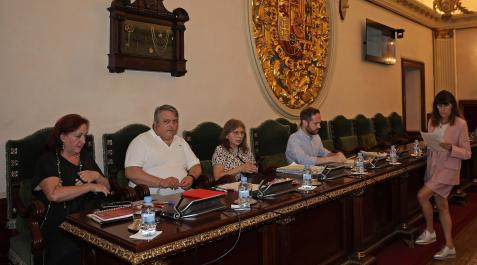 pleno ayuntamiento Pamplona Maite Esporrín, de pie, junto a sus compañeros de grupo socialistas antes del pleno