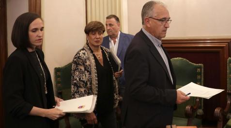 Las concejalas María Echávarri y Ana Elizalde, con Javier Labairu y el alcalde, Enrique Maya. Las concejalas María Echávarri y Ana Elizalde, con Javier Labairu y el alcalde, Enrique Maya.