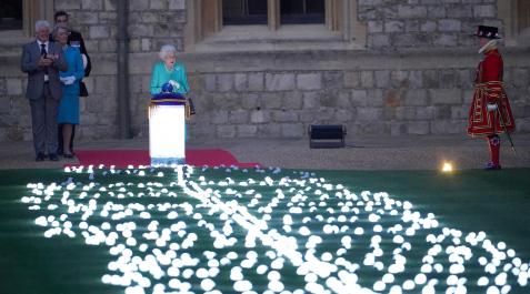 La reina Isabel II, durante el encendido de las luces en los jardines del castillo de Windsor La reina Isabel II, durante el encendido de las luces en los jardines del castillo de Windsor