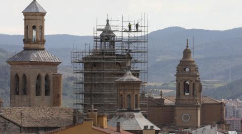 Torre de San Cernin. La torre de San Cernin con los andamiajes, en una imagen tomada este viernes.