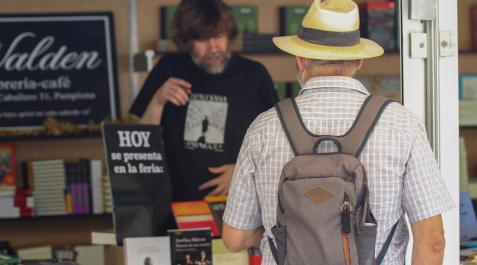 Imagen de un puesto de la feria del libro, en la plaza del Castillo
