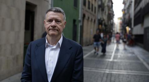 José Antonio Goñi Jordi Sevilla, en la entrada de la calle San Gregorio, el jueves.