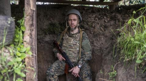 soldado ucrania El soldado 'Den' posa en una trinchera en un bosque de Ucrania