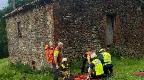 cantabria Servicios de emergencia cántabros, junto a la cabaña donde se encontraba el hombre