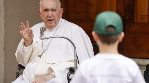 papa francisco El papa Francisco, en el encuentro este sábado con un grupo de jóvenes en el Vaticano