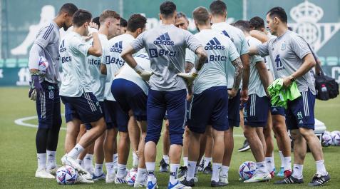 Los jugadores de la selección española de fútbol recogen petos durante un entrenamiento en Sevilla