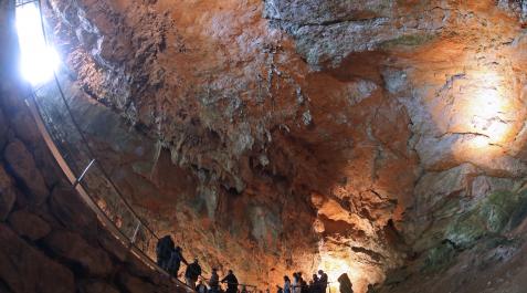 Visitantes en cueva Mendukilo Visitantes recorriendo la cueva de Mendukilo