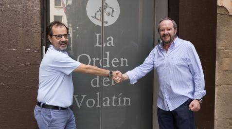 VOLATIN Emilio Garrido y Rafael Remírez de Ganuza, ante la sede de la Orden del Volatín.