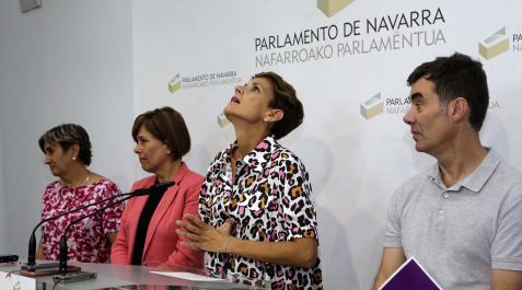 Parlamento María Chivite (PSN) mira hacia arriba durante una rueda de prensa el 5 de julio de 2019, cuando presentó con Marisa de Simón (Izquierda-Ezkerra), Uxue Barkos (Geroa Bai) y Eduardo Santos (Podemos) el acuerdo programático que daría paso al mes siguiente a su elección como presidenta del Gobierno de Navarra