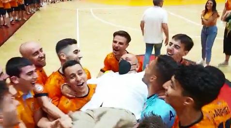 Los jugadores del Aspil mantean al entrenador tras finalizar el encuentro contra el Levante
