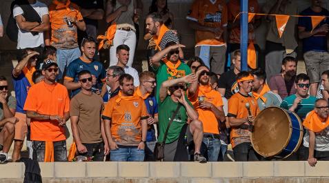 JaviMartinez Javi Martínez, a la izquierda de la imagen, en las gradas de Merkatondoa