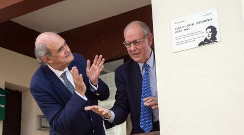 Ignacio y Esteban Astarloa descubren la placa en homenaje a su madre, Lina Huarte-Mendicoa Ignacio y Esteban Astarloa descubren la placa en homenaje a su madre, Lina Huarte-Mendicoa