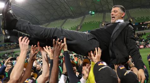 John Aloisi, manteado por sus jugadores el pasado 29 de mayo, tras conseguir su primer título de la liga australiana, con el Western United John Aloisi, manteado por sus jugadores el pasado 29 de mayo, tras conseguir su primer título de la liga australiana, con el Western United