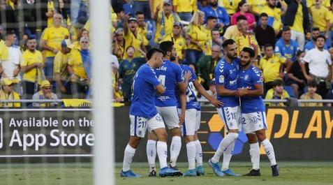 Los jugadores del Tenerife felicitan a Enric Gallego tras anotar el primero de los dos goles del encuentro