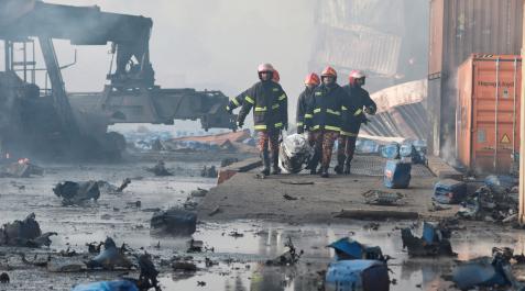 bangladesh explosión Bomberos trasladan el cuerpo de uno de los fallecidos en la explosión