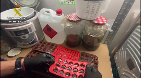 chucherías marihuana El laboratorio desmantelado se encontraba dentro de una vivienda de Coma-ruga-El Vendrell