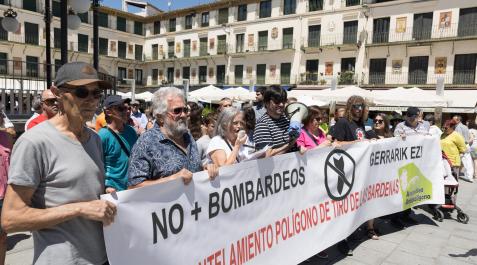 Concentración por el desmantelamiento del polígono de tiro de Bardenas en Tudela Concentración por el desmantelamiento del polígono de tiro de Bardenas en Tudela