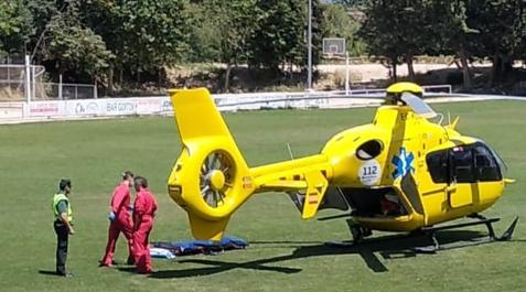 MArga Un agente de la Guardia Civil junto a sanitarios en el césped del campo de fútbol de Miranda de Arga donde aterrizó el helicóptero