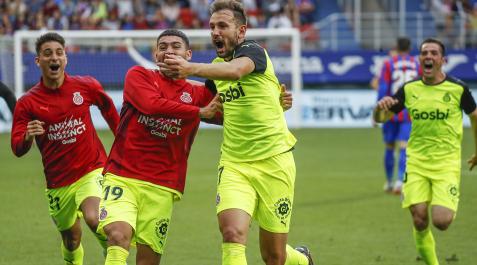 Stuani (centro) es felicitado por sus compañeros tras anotar el tanto que mete al Girona en la pelea por el ascenso