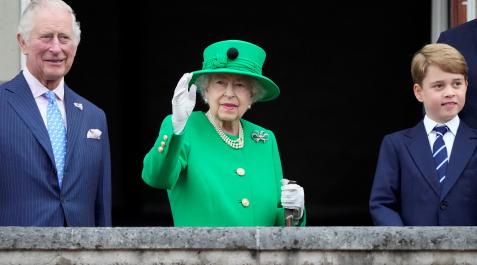 Reina Isabel El príncipe Carlos, junto a Isabel II y el príncipe Jorge