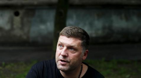 Oleksiy Lazarenko Oleksiy Lazarenko posa el 2 de junio frente a un hospital en Járkov