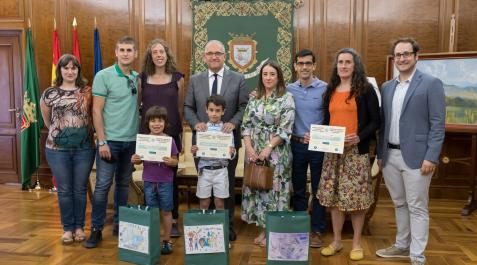premios medio ambiente Foto de familia en el ayuntamiento tras la entrega de premios del concurso de dibujo infantil de medio ambiente