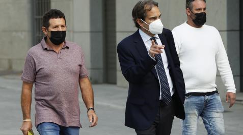 Pitanxo El patrón del 'Villa de Pitanxo', Juan Padín Costa (izda.), y su sobrino, Eduardo Rial Costa (dcha) llegando a la Audiencia Nacional