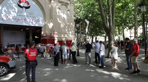 Plaza Colas ante la Plaza de Toros para renovar los abonos de San Fermín