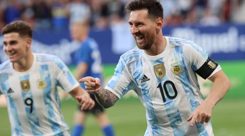 Leo Messi celebra uno de los cinco goles que anotó frente a Estonia