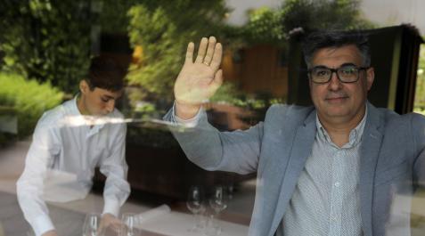 Raúl Rodríguez empezó con dieciséis años trabajando en sala, sigue treinta años después. Es un referente para los jóvenes que están comenzando