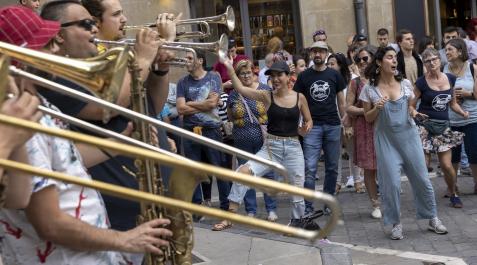 Música por las calles para celebrar el último peldaño de la escalera de San Fermín Música por las calles para celebrar el último peldaño de la escalera de San Fermín