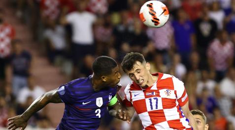Ante Budimir pelea con Presnel Kimpembe por el balón