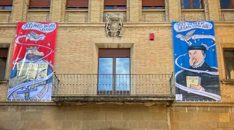 Los pendones con las ilustraciones de César Oroz se han colocado en la fachada de la casa consistorial Los pendones con las ilustraciones de César Oroz se han colocado en la fachada de la casa consistorial