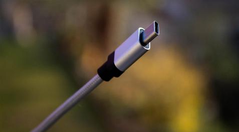 cargador-usb-c A partir de 2024 la UE ha establecido un único cargador universal de tipo USB-C para los dispositivios electrónicos