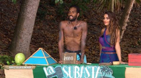 yulen pereira Yulen Pereira, junto a la presentadora Lara Álvarez, en 'Supervivientes'