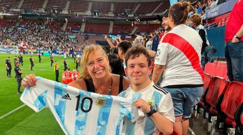 Tomás Friggeri y su madre, Fernanda Ramírez, posan con la camiseta de Leo Messi en El Sadar Tomás Friggeri y su madre, Fernanda Ramírez, posan con la camiseta de Leo Messi en El Sadar