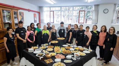 El alumnado del Centro de Formación Municipal de Hostelería, alrededor del picoteo que ofrecieron ayer a parte de la corporación El alumnado del Centro de Formación Municipal de Hostelería, alrededor del picoteo que ofrecieron ayer a parte de la corporación