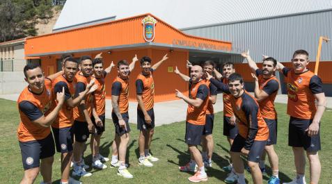 Los jugadores del Aspil señalan al pabellón Ciudad de Tudela donde hoy, a partir de las 20.15 horas, recibirán al Palma en la ida de cuartos del ‘play off’ por el título de Liga Los jugadores del Aspil señalan al pabellón Ciudad de Tudela donde hoy, a partir de las 20.15 horas, recibirán al Palma en la ida de cuartos del ‘play off’ por el título de Liga