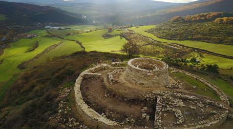 Vista aérea de la torre del castillo, ya consolidada tras más de once años de trabajo impulsado con el apoyo del Valle de Ollo Castillo de Garaño