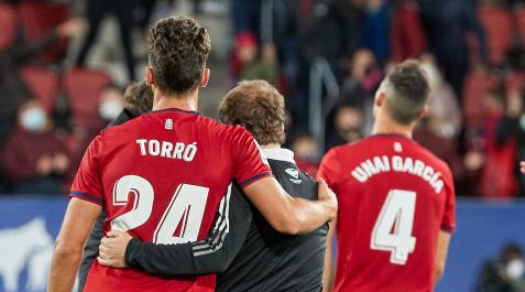 Abrazo entre Lucas Torró y Jagoba Arrasate en el partido en El Sadar contra el Granada Torró y Arrasate