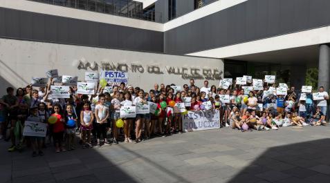 sarriguren-pistas Protesta vecinal a las puertas del Consistorio para pedir una solución a las pistas de Sarriguren