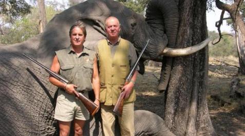 rey Imagen del año 2006 en la que se ve al Rey don Juan Carlos I posando junto al cadáver de un elefante tras una cacería