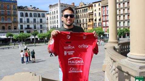 linhares Linhares posa con la camiseta de Osasuna Magna en la Plaza del Castillo de Pamplona